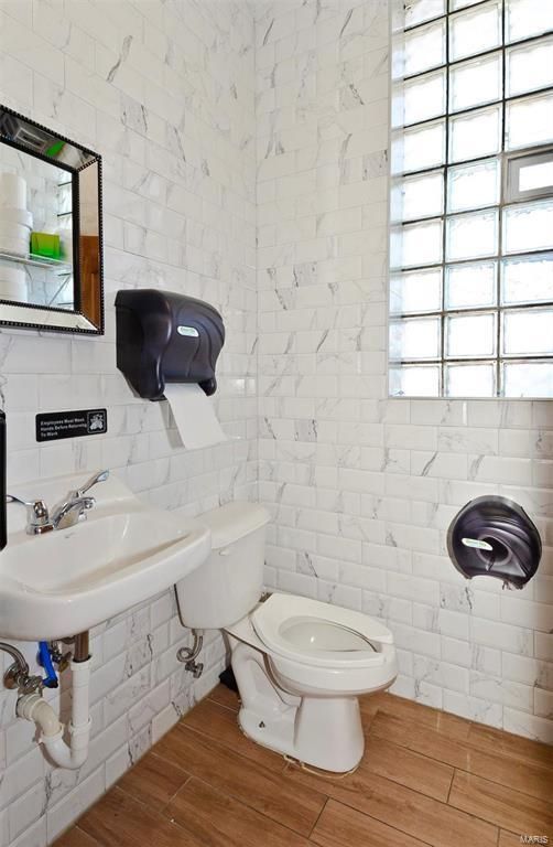 Restaurant & Sports Bar: 5800 Gravois Ave, Saint Louis, MO 63116